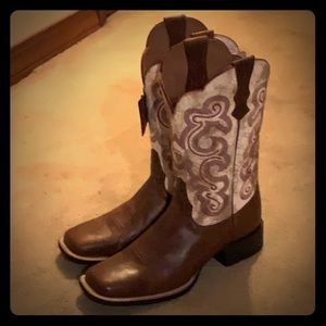 Ariat Sandstorm distressed women’s boots